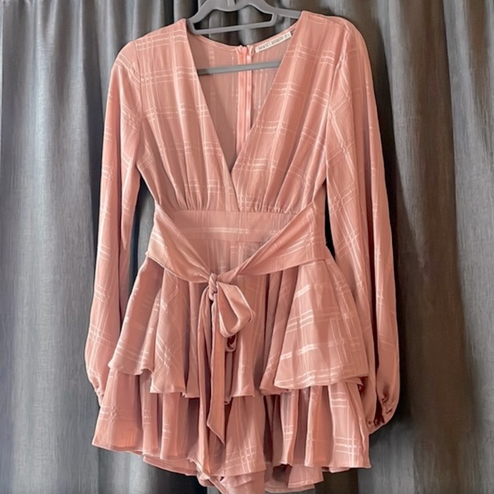 🔁🔁 Pink 💗 Flowy long sleeve Ruffled Romper NWOT